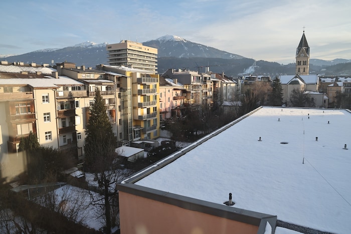 Der riesige Innenhof in Top-Lage neben der Universität