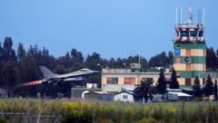An dem Stützpunkt Sigonella starten und landen normalerweise Flugzeuge der NATO und des ...