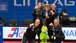 Das Tischtennis-Team von Linz AG Froschberg am Montagabend nach dem Gewinn des 14. ...