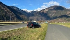 Seit bald zwei Wochen „parkt“ das Auto direkt neben der starkbefahrenen Straße. 