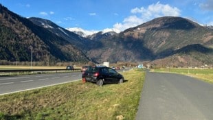 Der Wagen mit slowenischem Kennzeichen steht seit Wochen am Straßenrand.