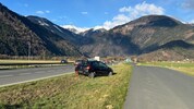 Seit bald zwei Wochen „parkt“ das Auto direkt neben der starkbefahrenen Straße. 