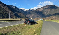 Seit bald zwei Wochen „parkt“ das Auto direkt neben der starkbefahrenen Straße. 