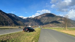 Seit bald zwei Wochen „parkt“ das Auto direkt neben der starkbefahrenen Straße. 