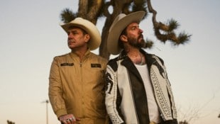 Seit 26 Jahren sind Alec und Sascha befreundet. Als The BossHoss gehen sie auf Jubiläumstour – ...