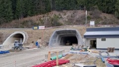 Im Tunnel kam es zu einer Stichflamme, zwei Arbeiter wurden verletzt.