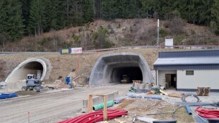 Im Tunnel kam es zu einer Stichflamme, zwei Arbeiter wurden verletzt.