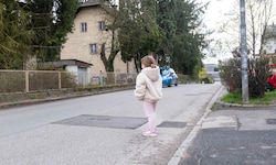 Weil Jakob (11) nicht aufstehen kann, zeigte seine Schwester Lilly (8) die Stelle, wo ihr Bruder ...