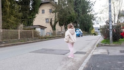 Weil Jakob (11) nicht aufstehen kann, zeigte seine Schwester Lilly (8) die Stelle, wo ihr Bruder ...