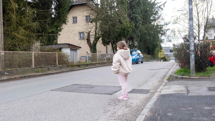 Since Jakob (11) couldn’t get up, his sister Lilly (8) showed where her brother had fallen.