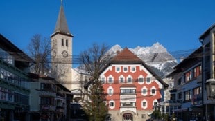 Der Rathausplatz in Saalfelden, das Steinerne Meer im Hintergrund.