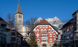Der Rathausplatz in Saalfelden, das Steinerne Meer im Hintergrund.