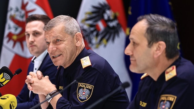 Landespolizeidirektor Tomac (Mitte) mit LKA-Vizeleiter Rapold (li.) und Innsbrucks ...