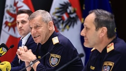 Landespolizeidirektor Tomac (Mitte) mit LKA-Vizeleiter Rapold (li.) und Innsbrucks ...