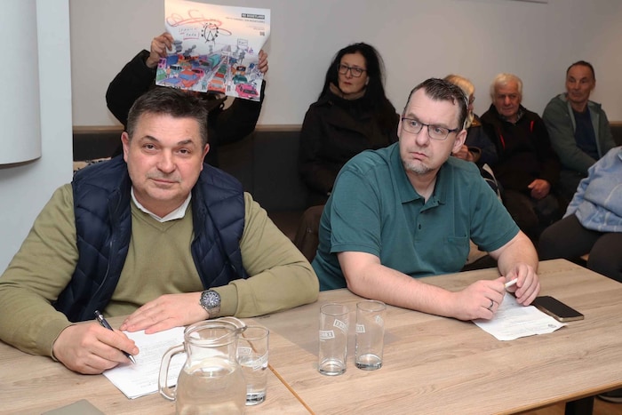 Viele Gemeinderäte – darunter auch Ex-Nationalratsabgeordneter Christian Ries von der FPÖ und ...