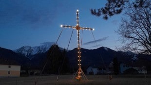 Zehn Meter hoch ist das heurige  Osterkreuz, das der Brauchtumsverein Tallach aufstellt.