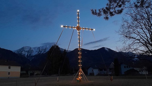 Zehn Meter hoch ist das heurige Osterkreuz, das der Brauchtumsverein Tallach aufstellt.