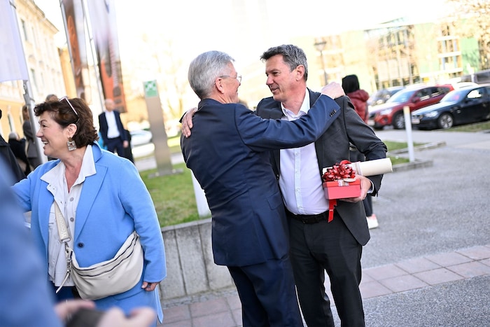 Der alter und der neue LH: Auch von Daniel Fellner gab es ein Abschiedsgeschenk.