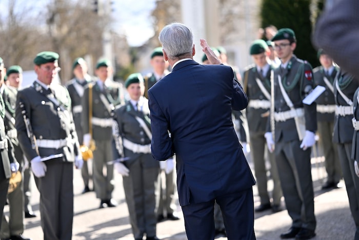 Die Militärmusik spielte für den LH auf.