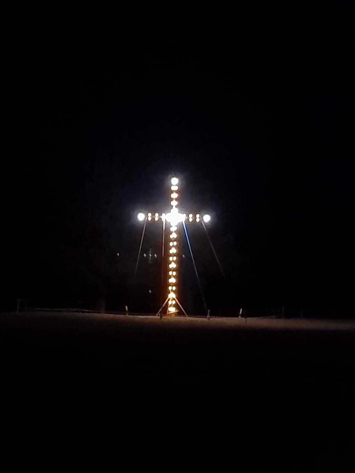 Das Osterkreuz wird auch heuer strahlen. Ein Osterfeuer ist nicht möglich: Zu trocken ist es in ...