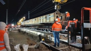 Die erste von zwei 80-Tonnen-Hilfsbahnbrücken wurde in Wiener Neustadt eingesetzt. Mit dieser ...