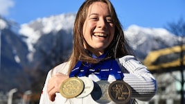 Jeannine Rosner mit ihren vier Medaillen von der Junioren-WM.
