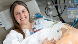 Die junge Zwillingsmama mit ihrer kleinen Selena 