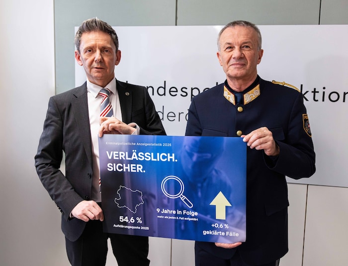 Stefan Pfandler, Leiter des Landeskriminalamtes NÖ, und Landespolizeidirektor Franz Popp mit der ...