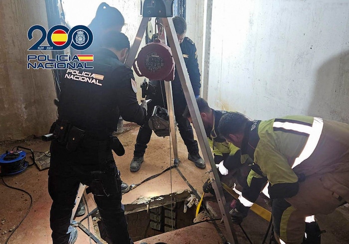 Die Polizei fand einen Tunnel, der mit Schienen ausgerüstet ist.