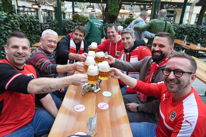 Prost! Auch diese Burschen aus dem Burgenland schwärmen von Christoph Baumgartner in höchsten ...