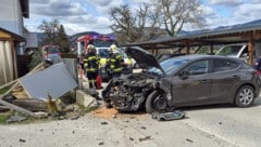 Der Pkw wurde bei dem Unfall schwer beschädigt.