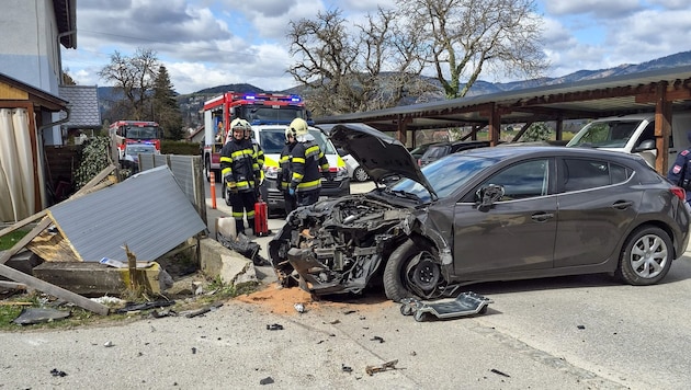 Der Pkw wurde bei dem Unfall schwer beschädigt.
