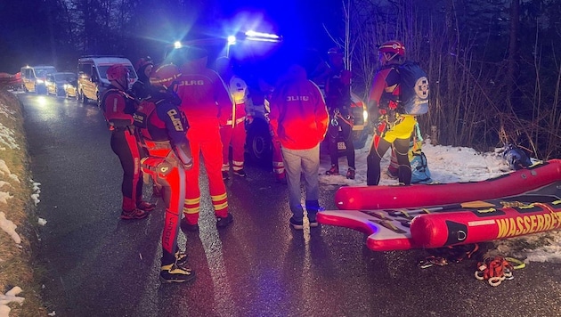 Die Wasserrettung ist mit mehreren Einheiten aus Österreich und Bayern im Einsatz