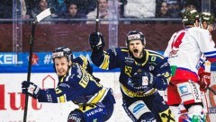 Blaz Tomazevic (li.) erzielte den ersten Treffer und ließ Maximilian Wilfan und die Eisbären ...