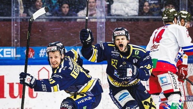 Blaz Tomazevic (li.) erzielte den ersten Treffer und ließ Maximilian Wilfan und die Eisbären ...