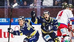 Blaz Tomazevic (li.) erzielte den ersten Treffer und ließ Maximilian Wilfan und die Eisbären ...