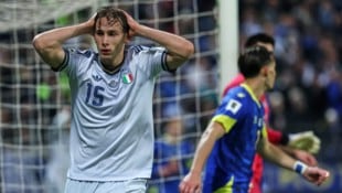 Italien-Stürmer Francesco Esposito kann es nicht fassen – seine Squadra Azzurra ist wieder nicht ...