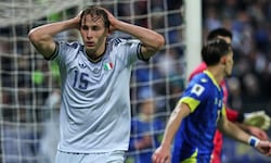 Italien-Stürmer Francesco Esposito kann es nicht fassen – seine Squadra Azzurra ist wieder nicht ...