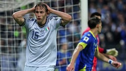 Italien-Stürmer Francesco Esposito kann es nicht fassen – seine Squadra Azzurra ist wieder nicht ...