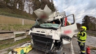 In der Fahrerkabine saß ein 56-Jähriger, der verletzt wurde.