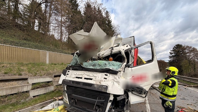 In der Fahrerkabine saß ein 56-Jähriger, der verletzt wurde.