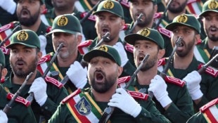 Die Revolutionsgarde empfahl den Mitarbeitern, „umgehend ihren Arbeitsplatz zu verlassen, um ihr ...