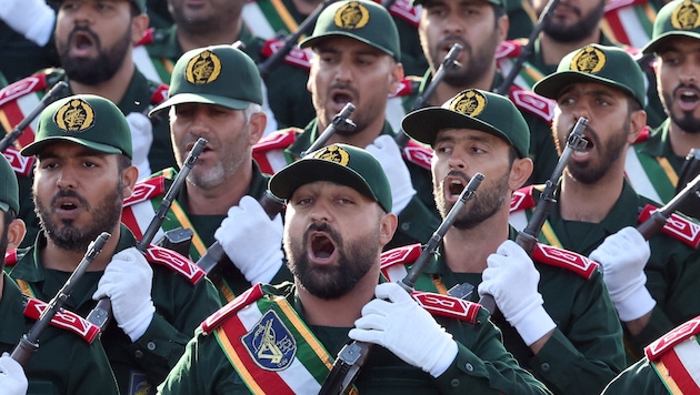 Die Revolutionsgarde empfahl den Mitarbeitern, „umgehend ihren Arbeitsplatz zu verlassen, um ihr ...