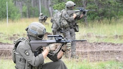 Der sechsmonatige Grundwehrdienst wird um verpflichtende Milizübungen im Ausmaß von drei Monaten ...