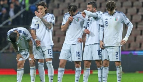 Hängende Köpfe der Italiener beim verlorenen Elferschießen gegen Bosnien.