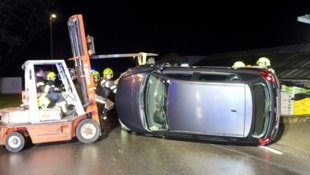 Das Fahrzeug wurde mit einem Gabelstapler wieder auf die Räder gestellt. 