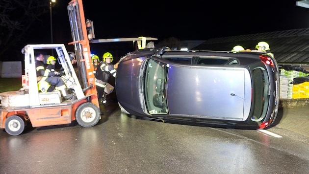 Das Fahrzeug wurde mit einem Gabelstapler wieder auf die Räder gestellt.