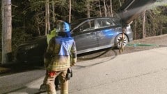 Mittels Bergekran wurde der Wagen zurück auf die Fahrbahn geholt.