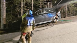 Mittels Bergekran wurde der Wagen zurück auf die Fahrbahn geholt.