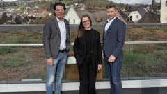 Stefanie Thurner mit Bürgermeister Manfred Rädler (links) und dem Aufsichtsratsvorsitzenden ...